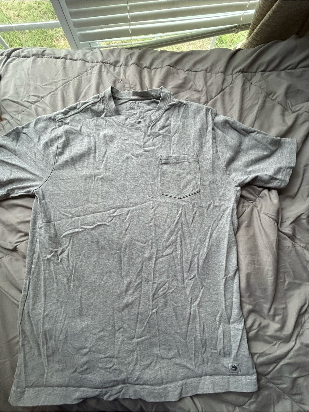 💚3/$25 Men's small Short-Sleeve Pocket Tee in Light Gray